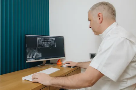 Dr Bojan Živković analizira rendgenski snimak na računaru