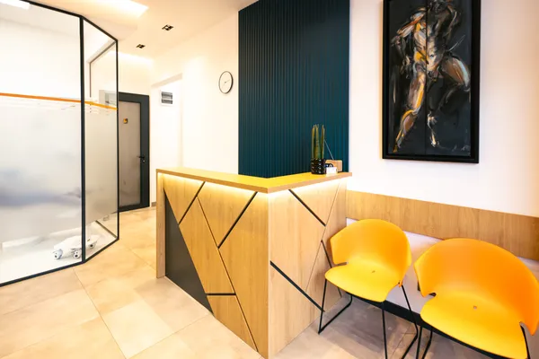 Recepcija i čekaonica sa narandžastim stolicama