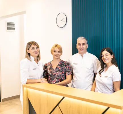 Četiri člana tima Dental Family Centra za recepcijom ordinacije